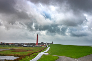 Donkere wolken boven Den Helder 