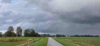 Donkere regenwolken boven de provincie Groningen 
