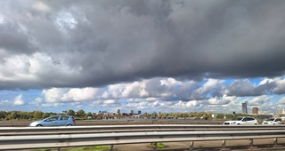 Donkere lucht boven Amsterdam