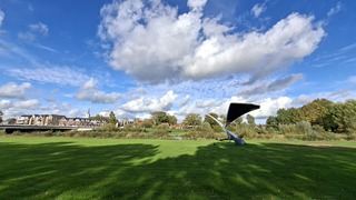 Zon en wolken in Ommen met op voorgrond kunstwerk de Wulp