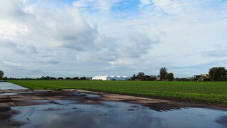 REGENPLAS EN WOLKEN