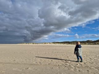 Bijzondere wolkenlucht op strand Terschelling 