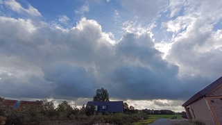 Wolken met blauwe gloed
