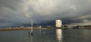 Donkere wolken boven Scheveningen