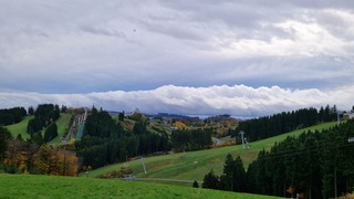 Wolkenluchten boven de pistes 
