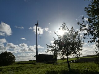 zon/wolken/ windstoten