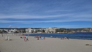 Strand met krachtige wind