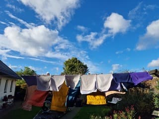 Met zon en wind wordt de was nog wel droog.