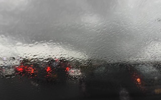 Donkere buien trekken over inde spits