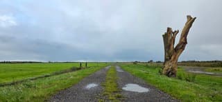 Regenwolken en regen boven de provincie Groningen 