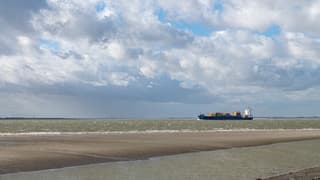 Zonnige ochtend, later toenemende bewolking en regen