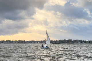 Varen op de woelige baren. 