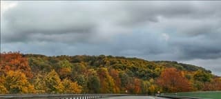 Genieten van de prachtige herfstkleuren tussen de buien door  
