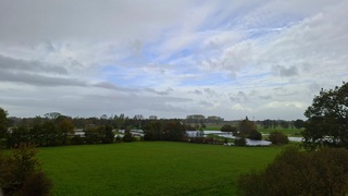 (Grens-)Riviertje de Reest tussen Overijssel en Drenthe overgelopen door de harde wind en veel regen