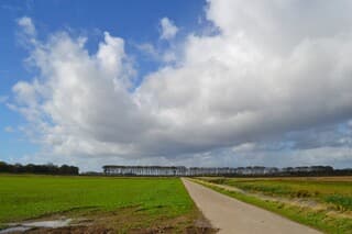 Zon en stapelwolken.