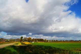 Zon en stapelwolken.