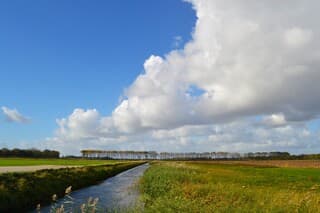 Zon en stapelwolken.