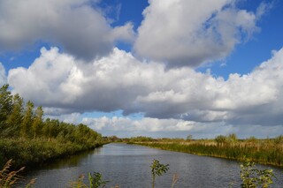 Zon en stapelwolken.