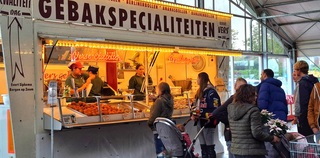 Vandaag in de rij voor oliebollen in Aalsmeer 