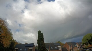 Arcus wolk boven de huizen