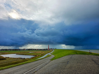 donkere lucht..buien,wolken,zon..om 12.15  ....