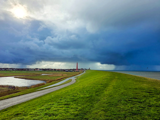 donkere lucht..buien...wolken..en zon..om 12.15