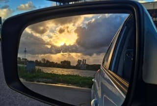 Zon breekt door de bewolking in Velsen Noord 