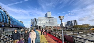 Zon en blauwe lucht in Amsterdam bij station Sloterdijk 