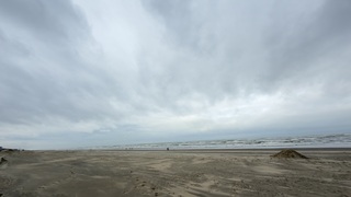 Bergen zand op de terrassen na de storm 