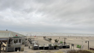 Bergen zand op de terrassen na de storm 