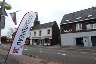 Nog rustig bij het stemlokaal.