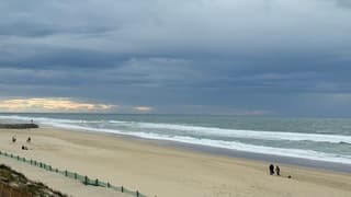 Donkere wolken bij milde temperaturen en behoorlijk veel wind.