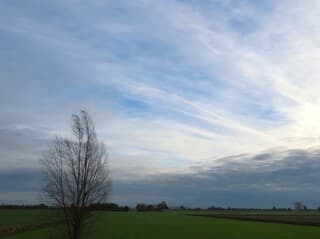 Een beetje blauwe lucht, en donkere wolk.