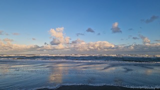 Stapelwolken boven zee 