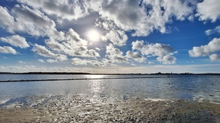 Zon en wolken langs het Veerse-Meer