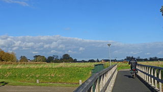 Zon, wolken en stevige wind.