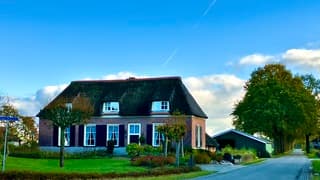 Boerderij langs Ov.Kanaal tegen blauwe lucht (Ov.)