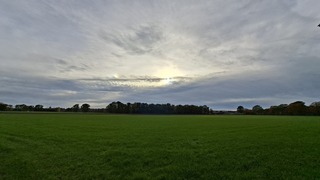 Aardig dik wolkendek in Denekamp maar de zon is er wel, tijdstip foto 15.00 uur