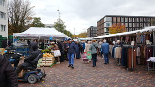 Grijsbewolkte weekmarkt