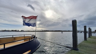 Flets zonnetje, sluierbewolking en een stevige wind langs het Veerse-Meer