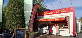 Oliebollen kraam in de zon vandaag 