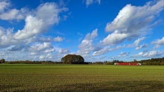 De rode trein valt goed op in een zonnig en half bewolkt Silvolde vanmiddag