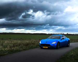 Donkere wolken met een Maserati 