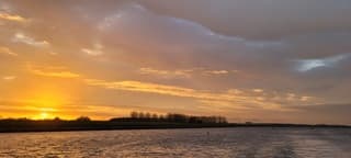 Zonsopkomst met donkerewolken 