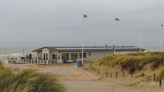 Bewolkt, en stevige wind aan de kust