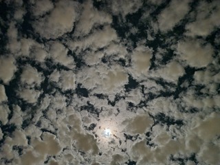 Maan met wolken