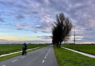 Op de fatbike met hoge snelheid naar school en de bewolking lost langzaam op