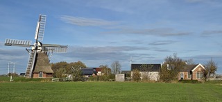 Blauw bewolkte lucht en zon boven de provincie Groningen 
