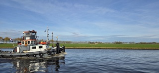 Blauw bewolkte lucht en zon boven de provincie Groningen 