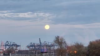 De maan vanuit de metro 